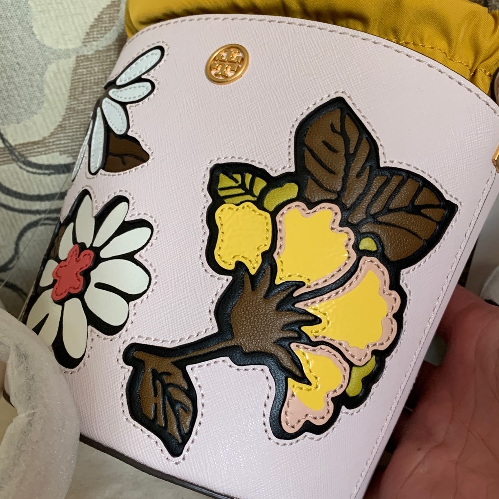 SOLD⛔️Authentic TORY BURCH Leather flower appliqués drawstring optional Crosb - Picture 11 of 15